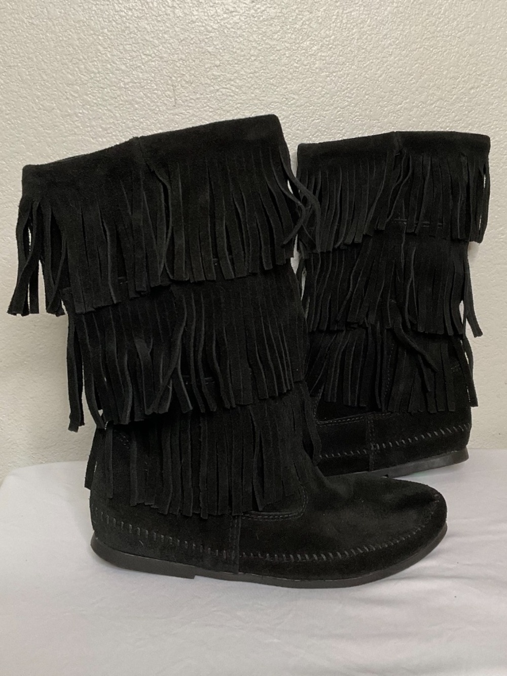 Minnetonka Women's 3-Layer Vintage  Fringe Boots in black suede Size 10